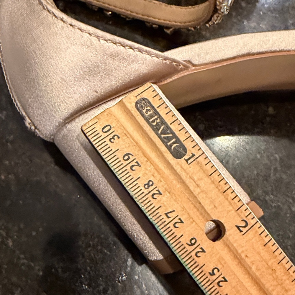 Jewel by bagley Mischka beige statin dress sandals - Picture 7 of 7